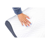 Almohada cervical ergonómica con dos alturas, ideal para alinear cuello y columna, cuenta con una alta densidad de memory foam.