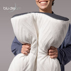 Almohada cervical ergonómica con dos alturas, ideal para alinear cuello y columna, con funda hipoalergénica lavable.