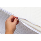 Almohada en forma de cuña para reducir ronquidos, reflujo o elevar piernas, ideal para soporte lumbar y descanso postural. Soporte firme que responde a tu cuerpo, inclinación ergonómica y funda lavable. Hecha de TechFoam, una espuma avanzada que ofrece un soporte óptimo.