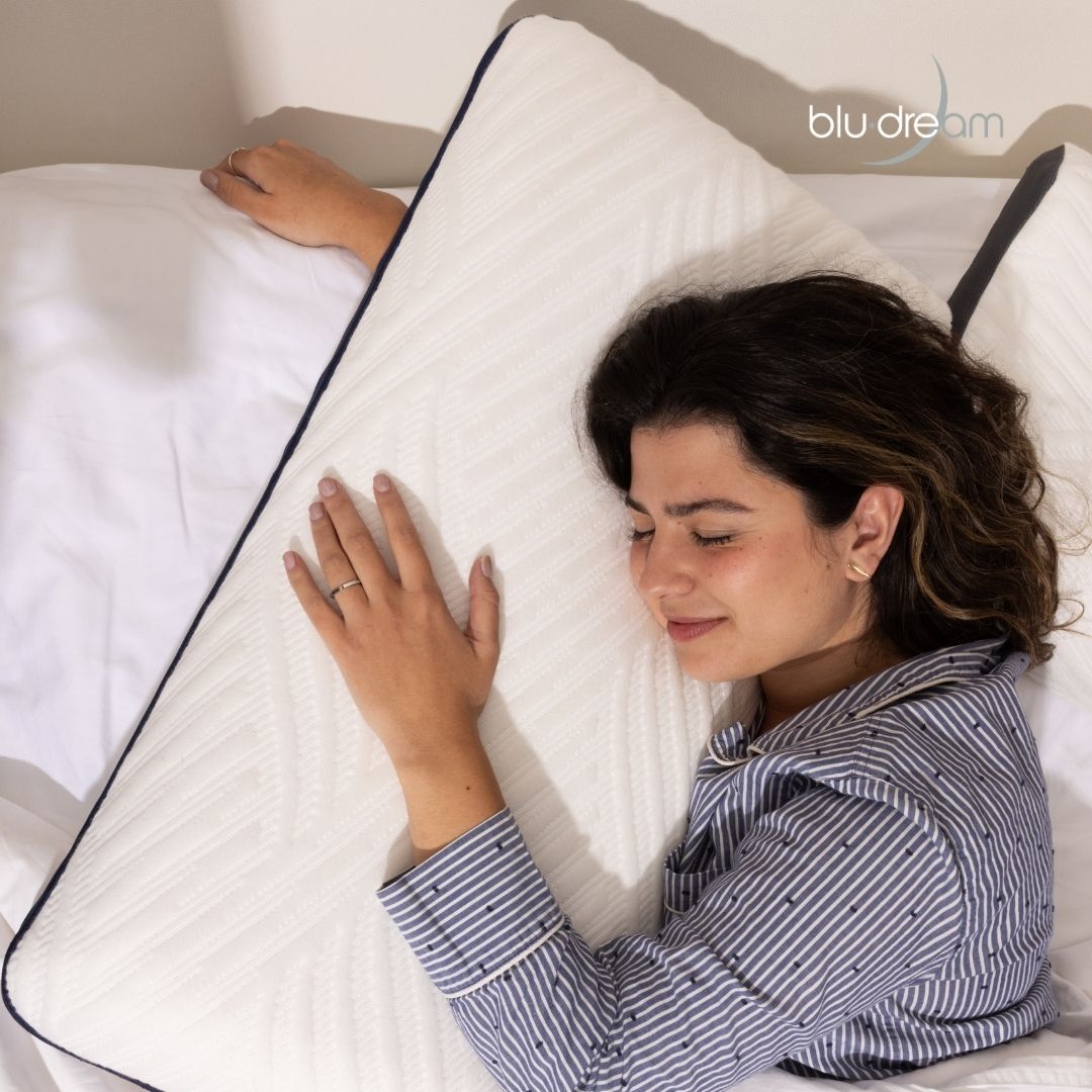 La Almohada BluDream King Size elaborada de Memory Foam. Su diseño Fresh+ permite la circulación del aire por medio de perforaciones manteniendo la Almohada Fresca durante toda la noche.