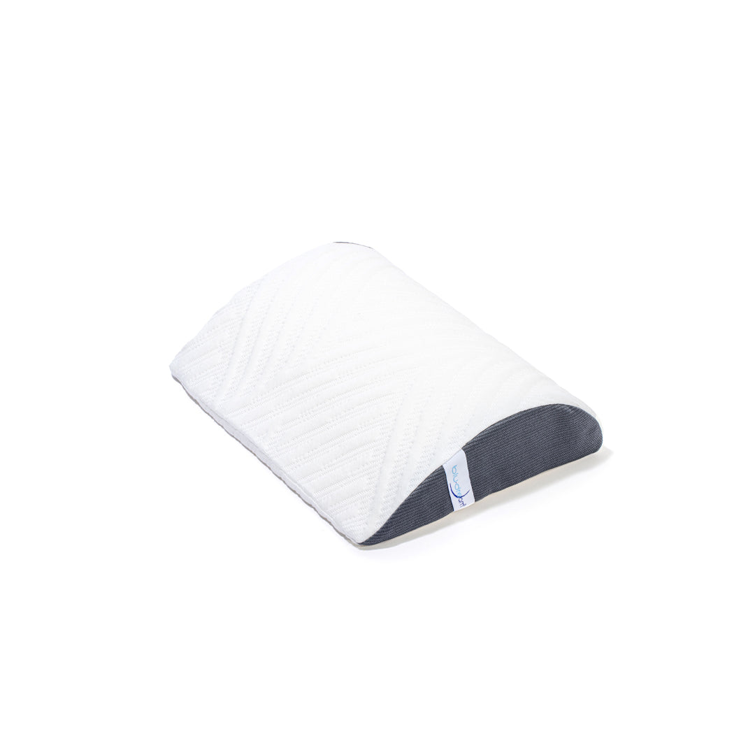 Almohada BluDream Lumbar Balance, soporte ergonómico  específico en la zona lumbar para el alivio de presión, su relleno, fabricado con TechFoam, una espuma de última generación que ofrece un equilibrio perfecto. Ideal para sillas, cama o viaje. Compacta, firme y lavable, adaptabilidad y durabilidad.