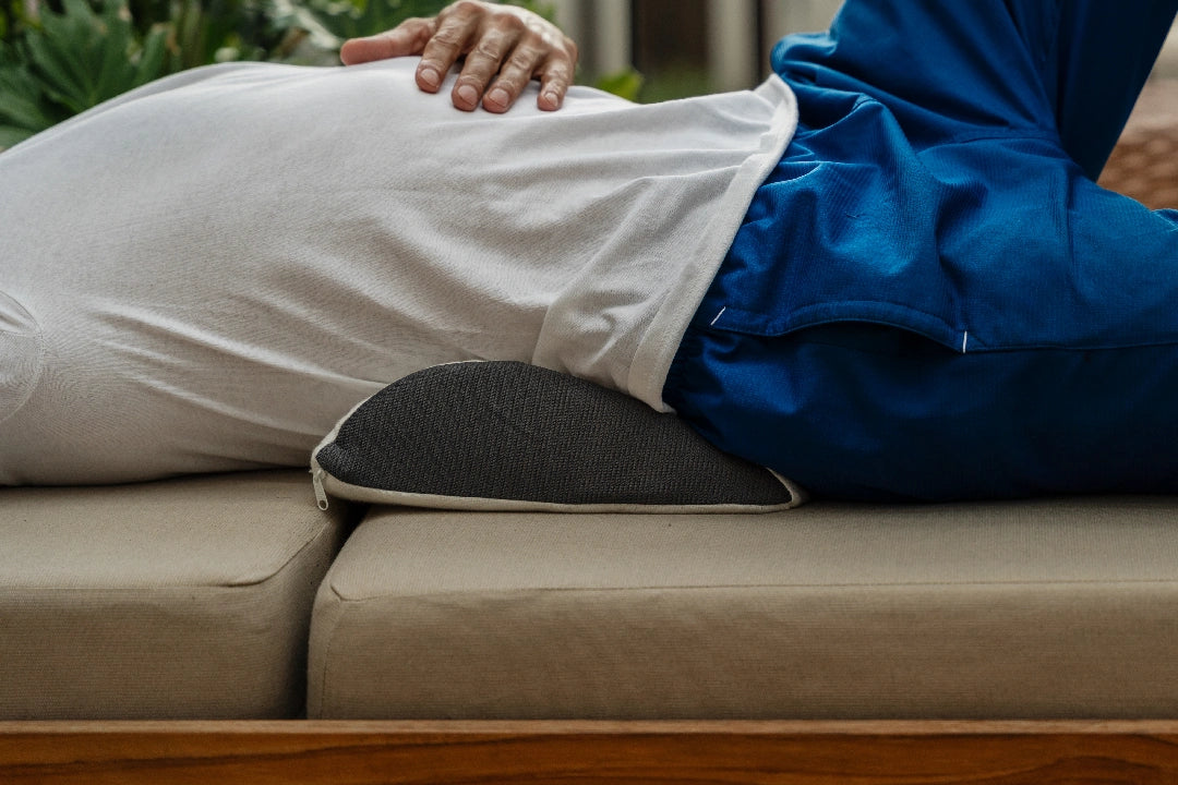 Almohada BluDream Lumbar Balance, soporte ergonómico  específico en la zona lumbar para el alivio de presión, su relleno, fabricado con TechFoam, una espuma de última generación que ofrece un equilibrio perfecto. Ideal para sillas, cama o viaje. Compacta, firme y lavable.