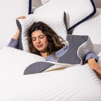 Almohada BluDream para rodillas, diseño ergonómico de TechFoam para alineación y confort al dormir, alinea caderas y columna, reduce presión en rodillas, adaptabilidad y durabilidad.