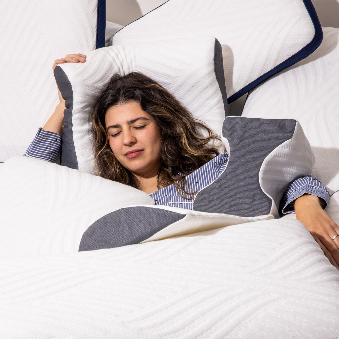 Almohada BluDream para rodillas, diseño ergonómico de TechFoam para alineación y confort al dormir, alinea caderas y columna, reduce presión en rodillas, adaptabilidad y durabilidad.