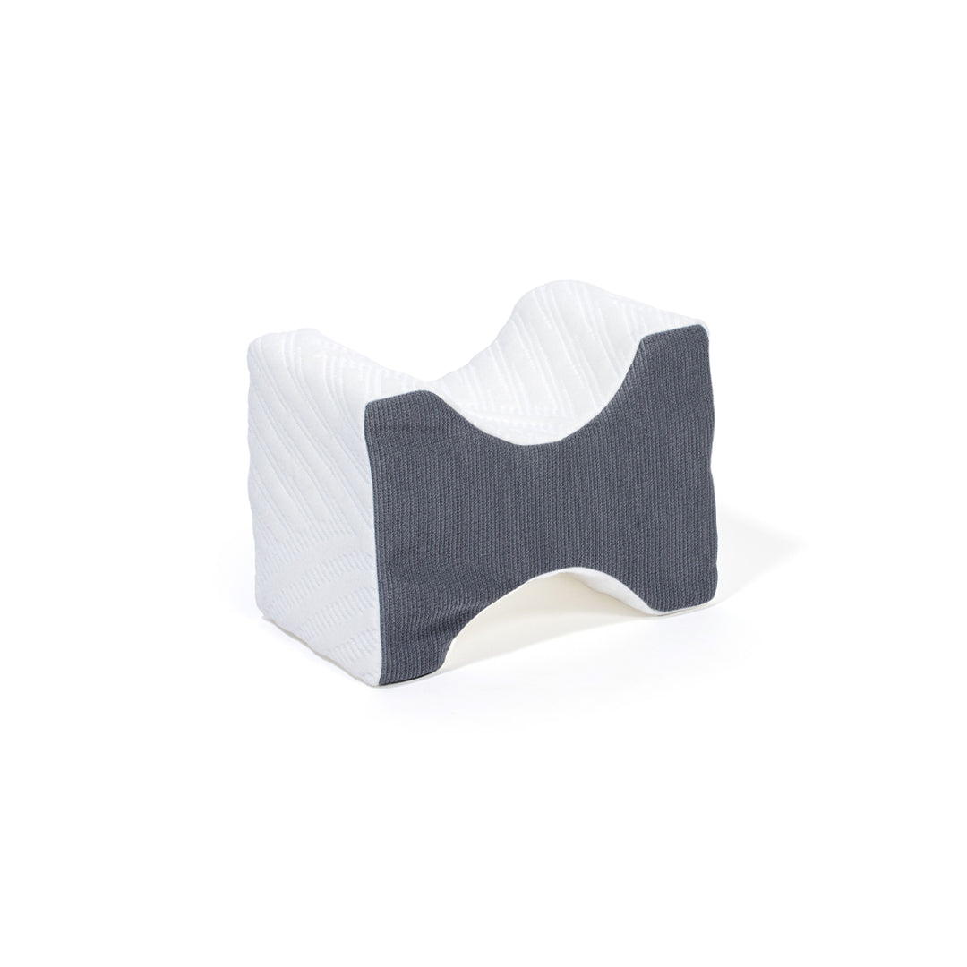 Almohada BluDream para rodillas, diseño ergonómico de TechFoam para alineación y confort al dormir, alinea caderas y columna, reduce presión en rodillas, su diseño favorece una postura más natural durante el descanso.