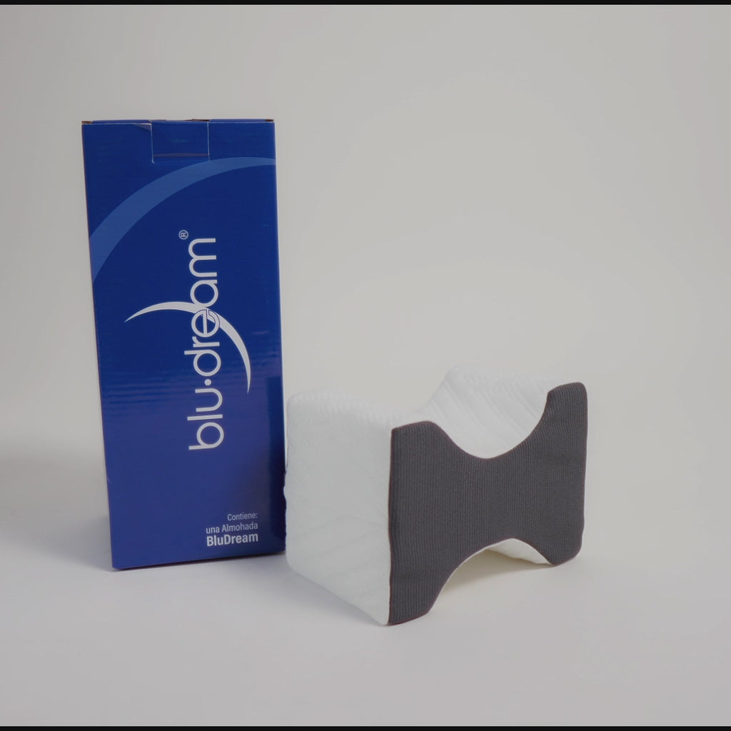 La Almohada BluDream Rodillas está diseñada ergonómicamente para ofrecer soporte especializado a las piernas, ayudando a alinear correctamente la columna y evitando la torsión de la cadera mientras duermes y aliviando la presión en la espalda baja y las articulaciones.