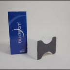 La Almohada BluDream Rodillas está diseñada ergonómicamente para ofrecer soporte especializado a las piernas, ayudando a alinear correctamente la columna y evitando la torsión de la cadera mientras duermes y aliviando la presión en la espalda baja y las articulaciones.