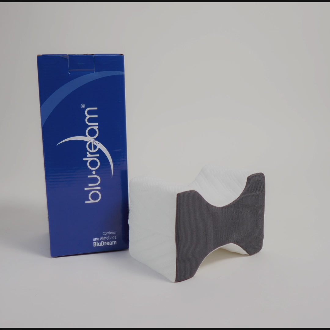 La Almohada BluDream Rodillas está diseñada ergonómicamente para ofrecer soporte especializado a las piernas, ayudando a alinear correctamente la columna y evitando la torsión de la cadera mientras duermes y aliviando la presión en la espalda baja y las articulaciones.