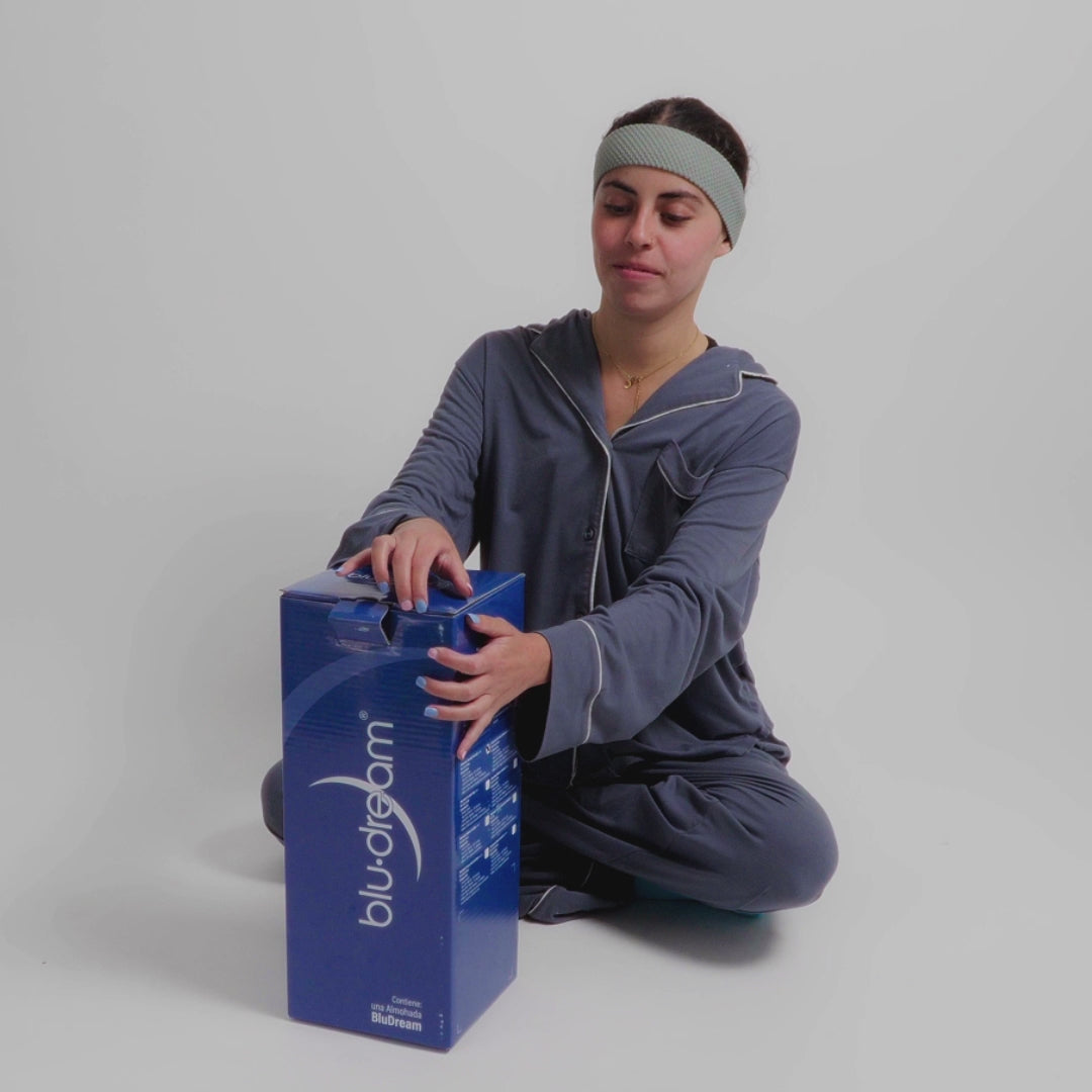 Nuestro tamaño Travel Friendly. La Almohada BluDream Personal contiene memory foam, soporte firme y tecnología Fresh+ para dormir fresco donde sea, se adapta a la forma de tu cabeza y cuello aliviando la presión para un soporte correcto.